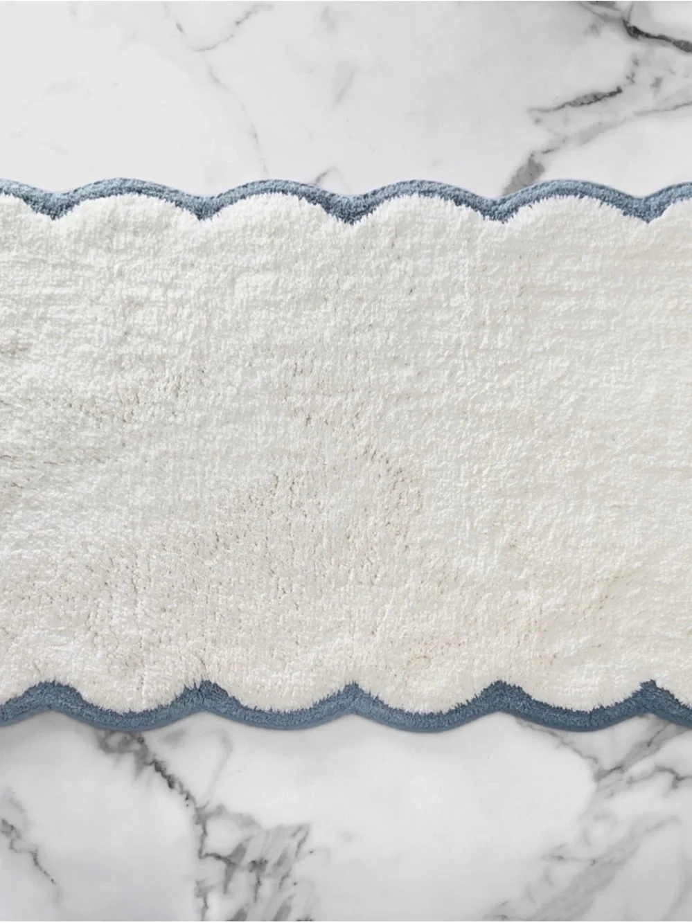 Pottery Barn Set of 2 Julia Berolzheimer White Bath Mats blue Scalloped Trim